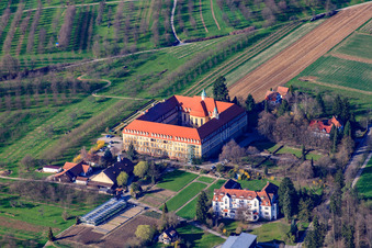 Vue aérienne de Erlenbad Resort dans le monastère d'Erlenbad à le quartier Obersasbach in Sasbach dans le département Bade-Wurtemberg, Allemagne