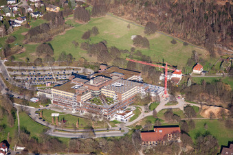 Vue aérienne de Chantier pour une nouvelle extension sur le terrain de l'hôpital de la Klinikum Mittelbaden Baden-Baden Balg à le quartier Oos in Baden-Baden dans le département Bade-Wurtemberg, Allemagne