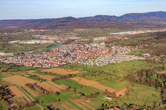 Vue aérienne de Vue de la ville dans la vallée de la Murg depuis l'ouest à Kuppenheim dans le département Bade-Wurtemberg, Allemagne