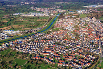 Vue aérienne de Vue de la ville dans la vallée de la Murg depuis l'ouest à Kuppenheim dans le département Bade-Wurtemberg, Allemagne