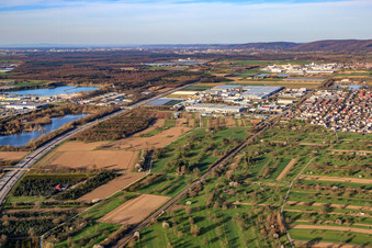Vue aérienne de Vue de la ville sur l'A51 depuis le sud-ouest à Muggensturm dans le département Bade-Wurtemberg, Allemagne