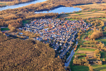 Vue aérienne de Vue de la ville dans les prairies du Rhin depuis le sud à le quartier Neuburgweier in Rheinstetten dans le département Bade-Wurtemberg, Allemagne