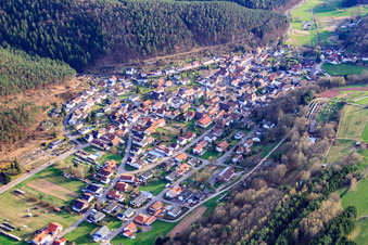 Vue aérienne de Village de la forêt du Palatinat vu du nord à Vorderweidenthal dans le département Rhénanie-Palatinat, Allemagne