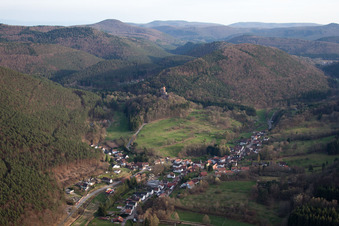 Château de Berwartstein à Erlenbach bei Dahn dans le département Rhénanie-Palatinat, Allemagne vue du ciel