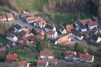 Vue aérienne de Jour de l'Assomption à Erlenbach bei Dahn dans le département Rhénanie-Palatinat, Allemagne