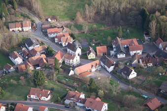 Vue aérienne de Jour de l'Assomption à Erlenbach bei Dahn dans le département Rhénanie-Palatinat, Allemagne