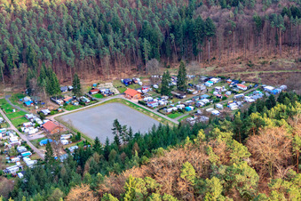 Vue aérienne de Camping nature "Am Berwartstein" et centre sportif Erlenbach à Erlenbach bei Dahn dans le département Rhénanie-Palatinat, Allemagne