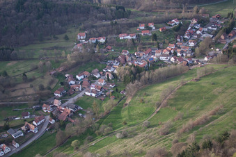 Erlenbach bei Dahn dans le département Rhénanie-Palatinat, Allemagne d'un drone