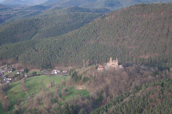 Erlenbach bei Dahn dans le département Rhénanie-Palatinat, Allemagne vu d'un drone