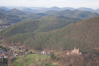 Vue aérienne de Erlenbach bei Dahn dans le département Rhénanie-Palatinat, Allemagne