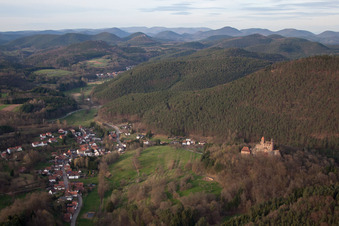 Vue aérienne de Vue des rues et des maisons dans les quartiers résidentiels à Erlenbach bei Dahn dans le département Rhénanie-Palatinat, Allemagne
