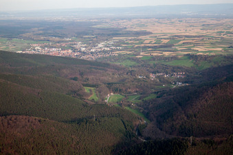 Vue aérienne de Près de Wissembourg à Weiler dans le département Bas Rhin, France