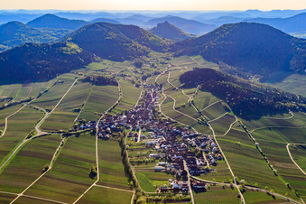 Vue aérienne de Village viticole entre les vignes en bordure du Haardt vu de l'est à Ranschbach dans le département Rhénanie-Palatinat, Allemagne