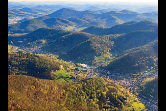 Vue aérienne de Village dans le Dernbachtal vu du nord-est à Ramberg dans le département Rhénanie-Palatinat, Allemagne