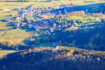 Vue aérienne de Chapelle Sainte-Anne vue de l'ouest à Burrweiler dans le département Rhénanie-Palatinat, Allemagne