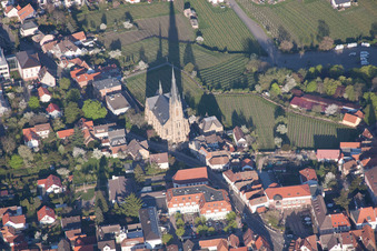 Vue aérienne de Église Saint-Louis dans le centre historique à Edenkoben dans le département Rhénanie-Palatinat, Allemagne