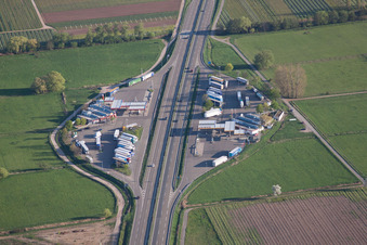 Vue aérienne de Aire de service d'autoroute sur l'itinéraire de circulation et les directions de la BAB Serways Pfälzer Weinstrasse dans le district d'Eckel à Edesheim dans le département Rhénanie-Palatinat, Allemagne