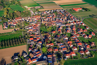 Vue aérienne de Village entre les champs du nord-ouest à Großfischlingen dans le département Rhénanie-Palatinat, Allemagne
