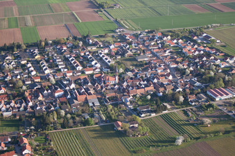 Quartier Niederhochstadt in Hochstadt dans le département Rhénanie-Palatinat, Allemagne du point de vue du drone