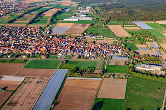 Vue oblique de Rue principale à Zeiskam dans le département Rhénanie-Palatinat, Allemagne