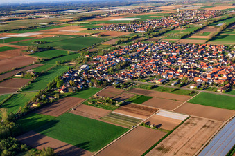 Rue de la gare à Zeiskam dans le département Rhénanie-Palatinat, Allemagne d'en haut