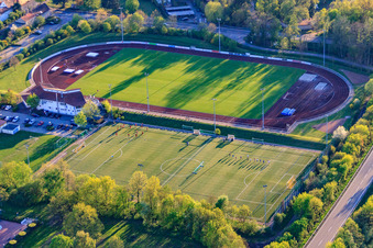 Vue aérienne de Stade et terrain en gazon synthétique du FSV Offenbach à Offenbach an der Queich dans le département Rhénanie-Palatinat, Allemagne