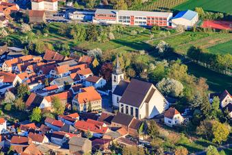 Vue aérienne de Église Saint-Joseph d'Offenbach / Queich à Offenbach an der Queich dans le département Rhénanie-Palatinat, Allemagne