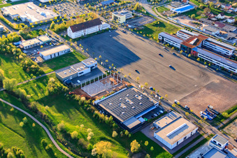 Vue aérienne de Messplatz avec Sparkasse Südpfalz à le quartier Queichheim in Landau in der Pfalz dans le département Rhénanie-Palatinat, Allemagne