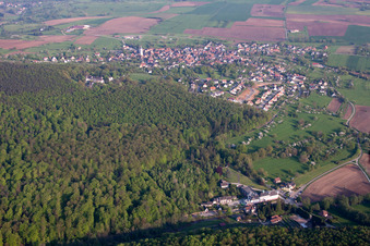 Vue d'oiseau de Langensoultzbach dans le département Bas Rhin, France