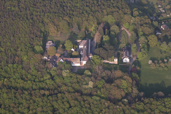 Gœrsdorf dans le département Bas Rhin, France du point de vue du drone