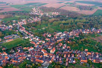 Champs agricoles et terres agricoles à Riedseltz dans le département Bas Rhin, France hors des airs