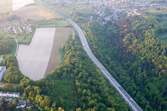 Vue aérienne de A8 à le quartier Hohenwettersbach in Karlsruhe dans le département Bade-Wurtemberg, Allemagne