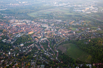 Vue aérienne de Turmberg vu du sud à le quartier Durlach in Karlsruhe dans le département Bade-Wurtemberg, Allemagne