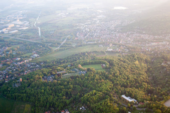 Vue aérienne de Turmberg, École de sport à le quartier Durlach in Karlsruhe dans le département Bade-Wurtemberg, Allemagne