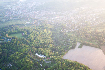Vue aérienne de Turmberg, École de sport à le quartier Durlach in Karlsruhe dans le département Bade-Wurtemberg, Allemagne