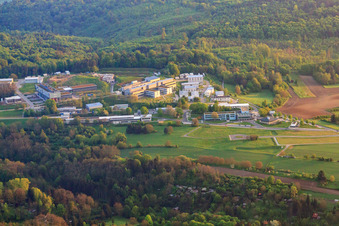 Vue aérienne de Institut Fraunhofer de technologie chimique (ICT) à le quartier Grötzingen in Karlsruhe dans le département Bade-Wurtemberg, Allemagne