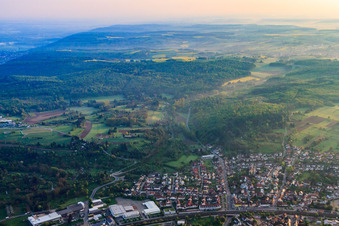 Vue aérienne de Jöhlinger Straße (B293) à le quartier Berghausen in Pfinztal dans le département Bade-Wurtemberg, Allemagne