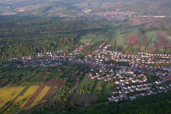 Vue aérienne de Du nord à le quartier Wöschbach in Pfinztal dans le département Bade-Wurtemberg, Allemagne