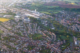 Vue aérienne de Rue Brückenfeld à le quartier Diedelsheim in Bretten dans le département Bade-Wurtemberg, Allemagne