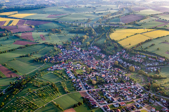 Vue aérienne de Devant le pont de la vallée de l'ICE à le quartier Bauerbach in Bretten dans le département Bade-Wurtemberg, Allemagne