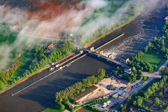 Vue aérienne de Barrage et écluse du Neckar Gundelsheim à Gundelsheim dans le département Bade-Wurtemberg, Allemagne
