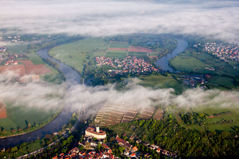 Vue aérienne de Le château d'Horneck dans la brume matinale à le quartier Michaelsberg in Gundelsheim dans le département Bade-Wurtemberg, Allemagne