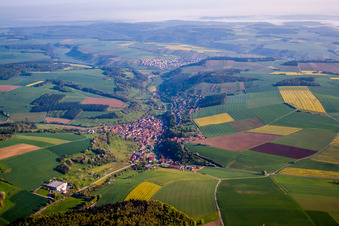 Vue aérienne de Vue sur le village à le quartier Brehmen in Königheim dans le département Bade-Wurtemberg, Allemagne