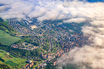 Vue aérienne de Wellenbergstraße sous les nuages à Tauberbischofsheim dans le département Bade-Wurtemberg, Allemagne