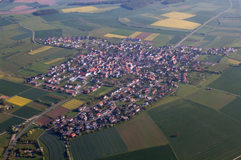 Vue aérienne de Champs agricoles et terres agricoles à Kleinrinderfeld dans le département Bavière, Allemagne
