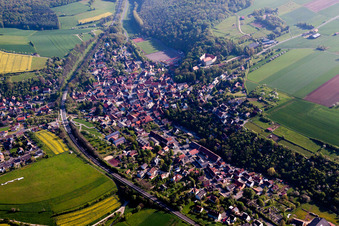 Vue aérienne de Vue des rues et des maisons dans les quartiers résidentiels à Reichenberg dans le département Bavière, Allemagne