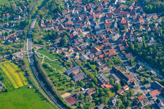 Vue aérienne de Wolfskeelhalle à Reichenberg dans le département Bavière, Allemagne