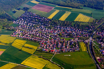 Vue aérienne de Vue des rues et des maisons dans les quartiers résidentiels à Reichenberg dans le département Bavière, Allemagne