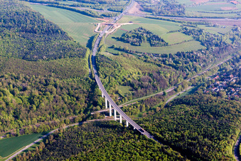 Vue aérienne de Itinéraire et voies le long du pont de l'autoroute fédérale B19 à le quartier Steinbachtal in Würzburg dans le département Bavière, Allemagne