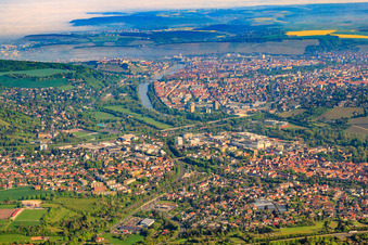 Vue aérienne de Vue de la ville des deux côtés du Main depuis le sud-ouest à le quartier Steinbachtal in Würzburg dans le département Bavière, Allemagne
